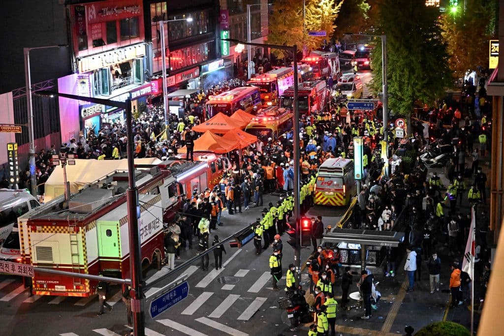 El presidente surcoreano, Yoon Suk-yeol, ordenó enviar equipos de primeros auxilios al lugar y pidió que los hospitales se preparasen para recibir a los heridos.
