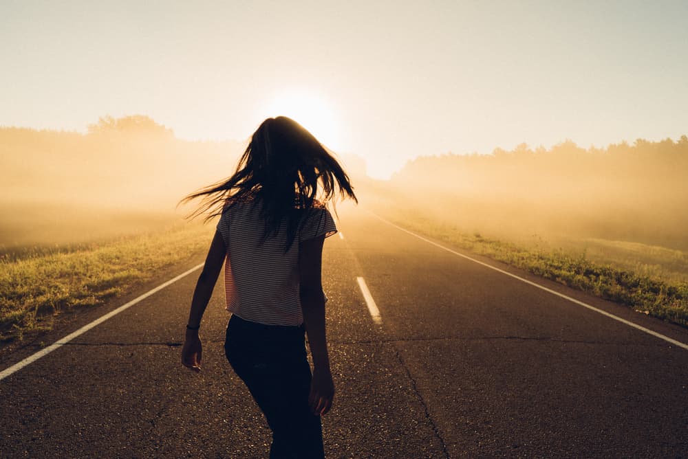 Cuando se sueña con un camino, si ese paso lo ves solitario, si no hay nadie en el camino, si no ves solo árboles o inclusive una carretera sin automóviles o un
<br>desierto, esto indica que dentro de ti hay un estado de soledad que debes tratar.