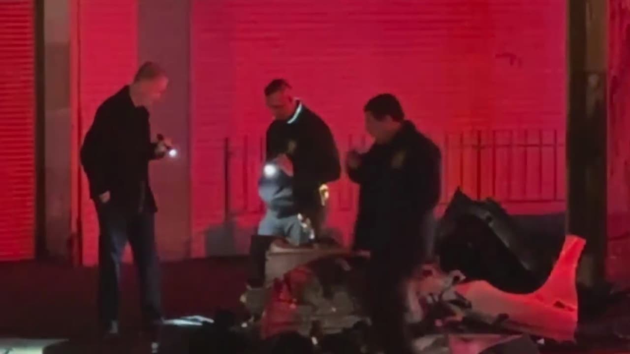 Autoridades confirmaron la muerte de una mujer en medio de un accidente vehicular que se registró este martes 4 de febrero en Upper East Side, Manhattan. La víctima conducía un Tesla blanco que impactó contra una barrera de contención y posteriormente, se incendió. Un hombre de 26 años, que iba de copiloto, resultó gravemente herido.