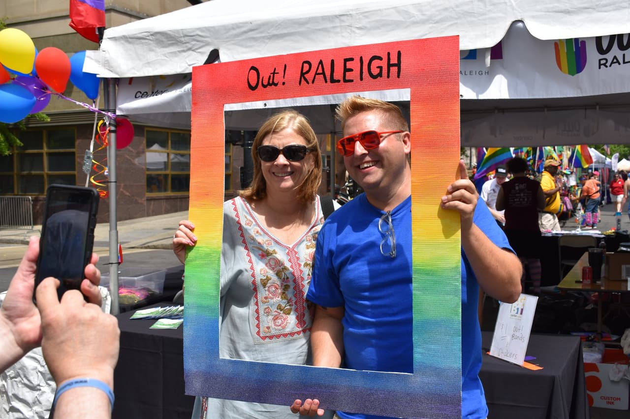 <b>Evento</b>: 12th Annual Out! Raleigh Pride
<br>
<b>Fecha</b>: 22 de junio
<br>
<b>Lugar</b>: Downtown Raleigh's Fayetteville Street district
<br>
<b>Sitio web</b>: 
<a href="https://outraleighpride.org/">https://outraleighpride.org/</a> 
<br>
<br>Out! Raleigh Pride es el festival anual familiar de la zona que celebra a la comunidad LGBT y sus aliados.