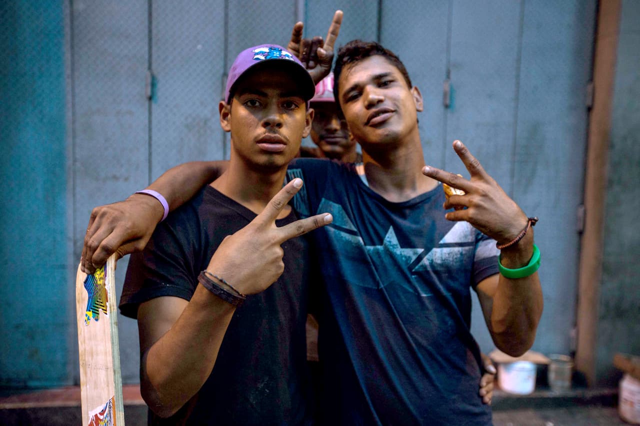 Julio, abrazado a Edgar, cuenta que 
<b>a este basurero llegan los desperdicios de una panadería </b>y que eso les hace más afortunados que otros que también viven de hurgar en la basura. "Cuando sale torta todo el mundo se cansa de comer torta. Salen sacos de cachitos, empanadas, pastelitos, sale burda de comida. ¿Malo? Malo es acostarse con hambre".