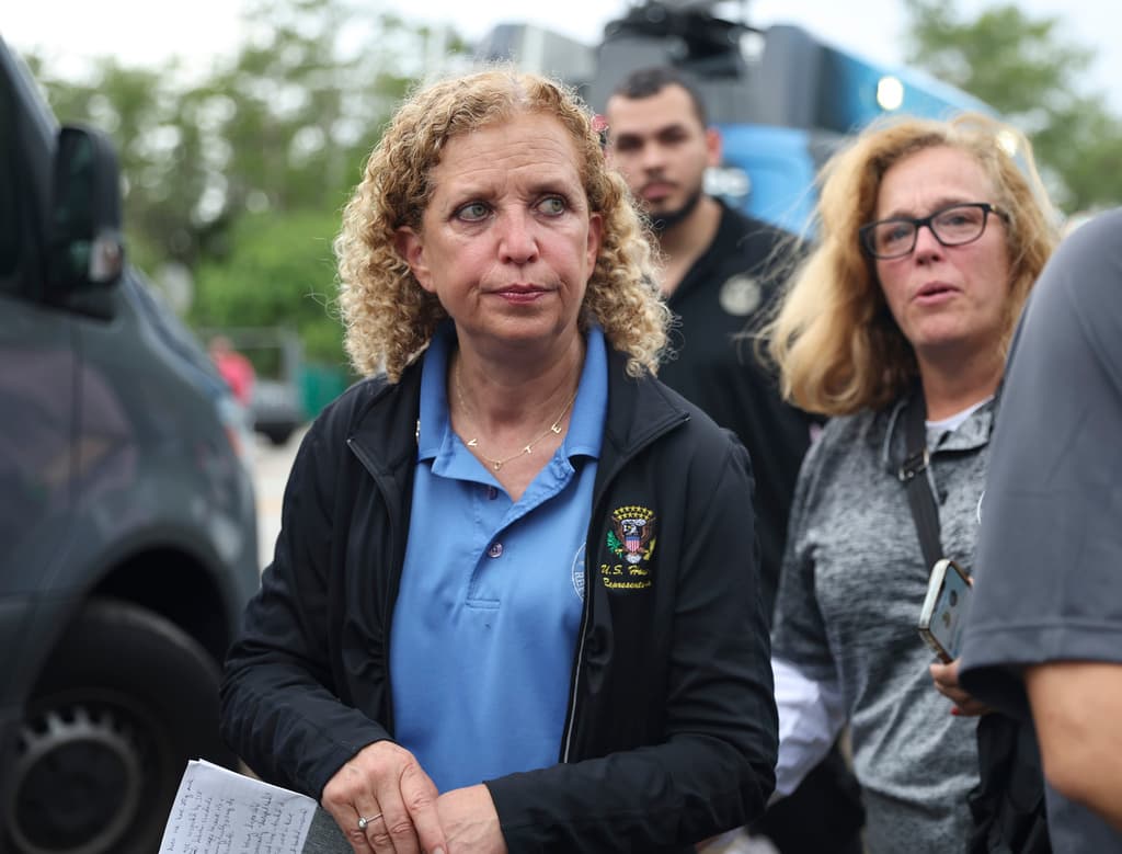 La 
<b>congresista Debbie Wasserman Schultz</b> se retira del Centro de Entrenamiento y Transición Dade-Collier, conocido como 
<a href="https://www.univision.com/local/miami-wltv/trasladan-alcatraz-caimanes-cubanos-detenidos-ice-corte-inmigracion-miami">Alcatraz de los Caimanes</a>, tras recorrer el lugar y ofrecer declaraciones a la prensa. Durante la inspección, Wasserman Schultz confirmó que las áreas de detención consisten en jaulas sin ventilación adecuada, donde los migrantes duermen y realizan sus actividades básicas sin condiciones mínimas de dignidad.