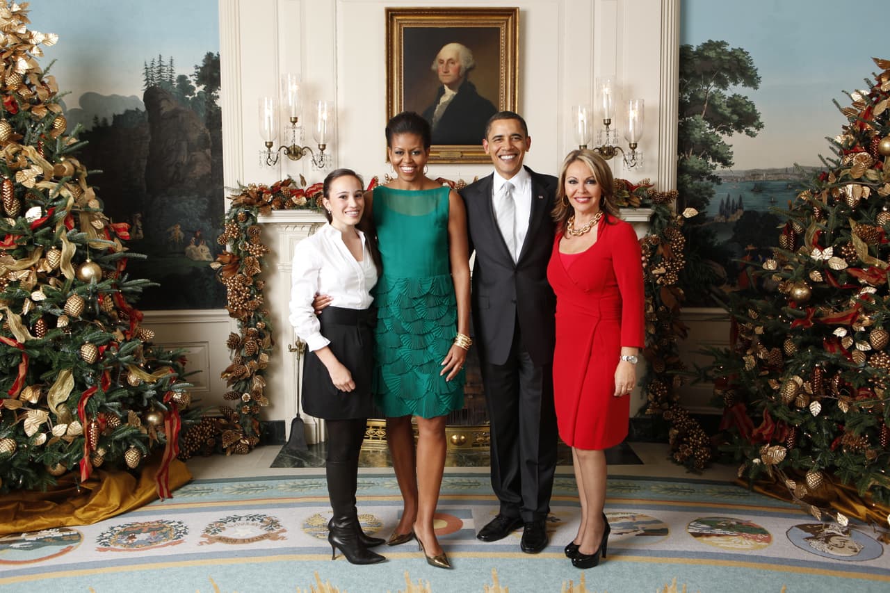 María Elena Salinas junto al ex presidente Barack Obama y su esposa Michelle en la Casa Blanca, en época de navidad.
