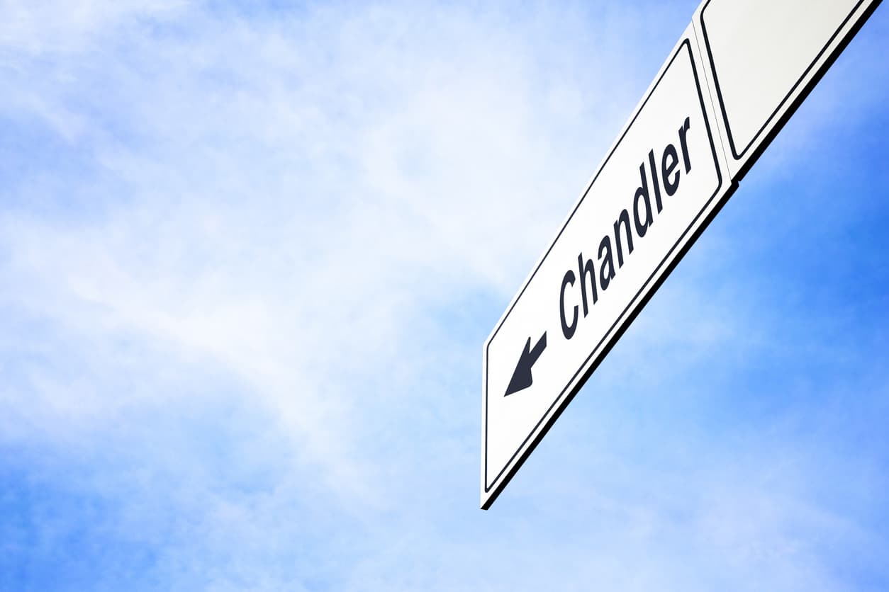 <b>Puesto 5 de las ciudades donde el salario rinde más | Chandler, Arizona</b>
<br>
<br>🔘 El ingreso promedio anual de un hogar en esa ciudad es de $85,796.
<br>🔘 Los cheques que recibe un hogar quincenalmente ascienden a $3,300.
<br>🔘 El monto de cubrir las necesidades básicas es de $1,421.
<br>🔘 Por ello, sobran $1,879 de cada cheque.