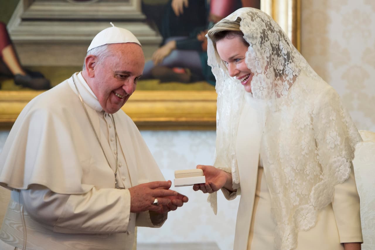 La reina Mathilde de Bélgica (en la foto), la reina Letizia de España o la duquesa María Teresa de Luxemburgo, todas de monarquías católicas, han visitado al papa vestidas de blanco. A pesar de haber ido al Vaticano como líderes de sus países, Cristina Kirchner, Michelle Bachelet o Ángela Merkel vistieron de negro.