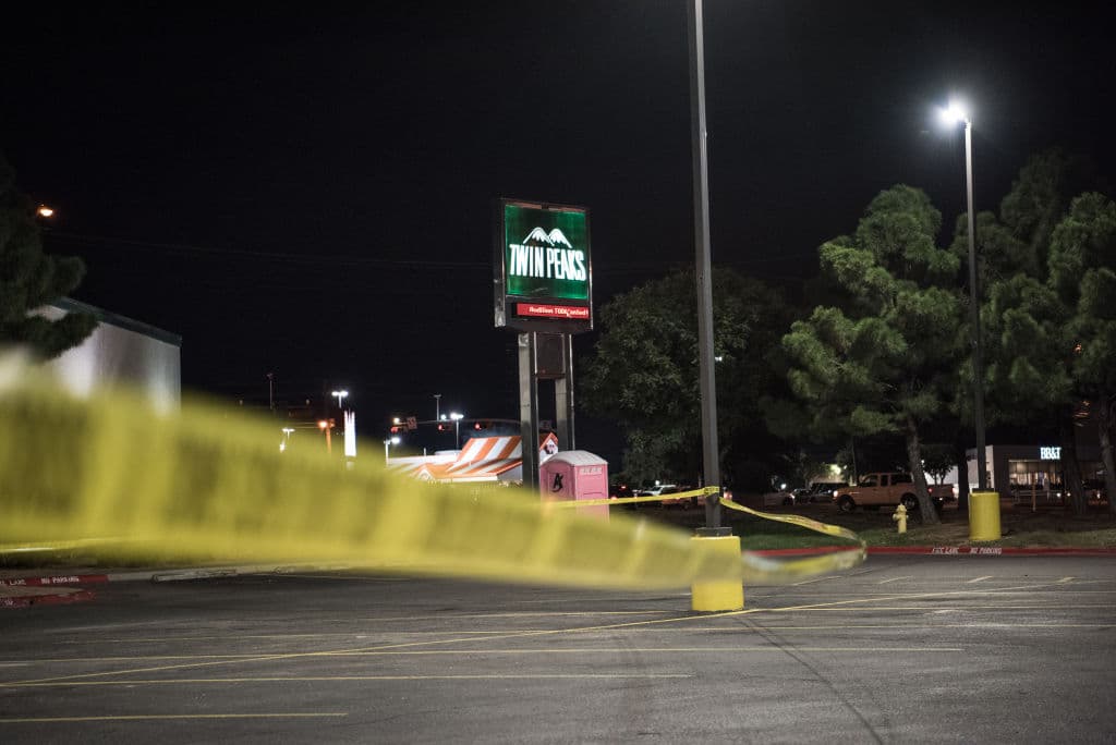 Inicialmente, la policía informó sobre la posibilidad de que existiera más de un atacante, pero el jefe de policía de Odessa, Michael Gerke, dijo más tarde que 
<b>se trataba de</b> 
<b>un solo hombre</b>.