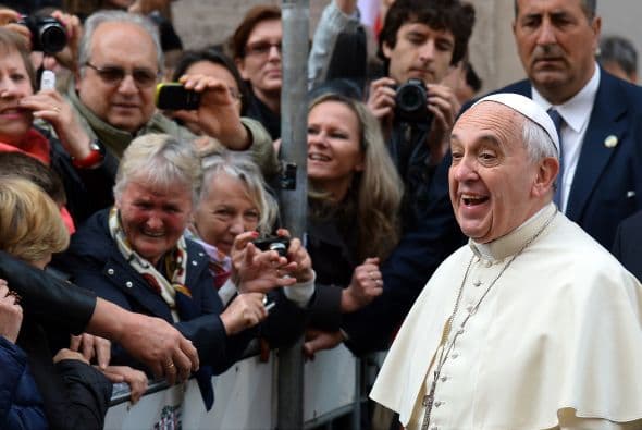 Sonriendo al llegar para celebrar una misa en Roma. Así de cerquita pueden estar los reporteros del pontífice.