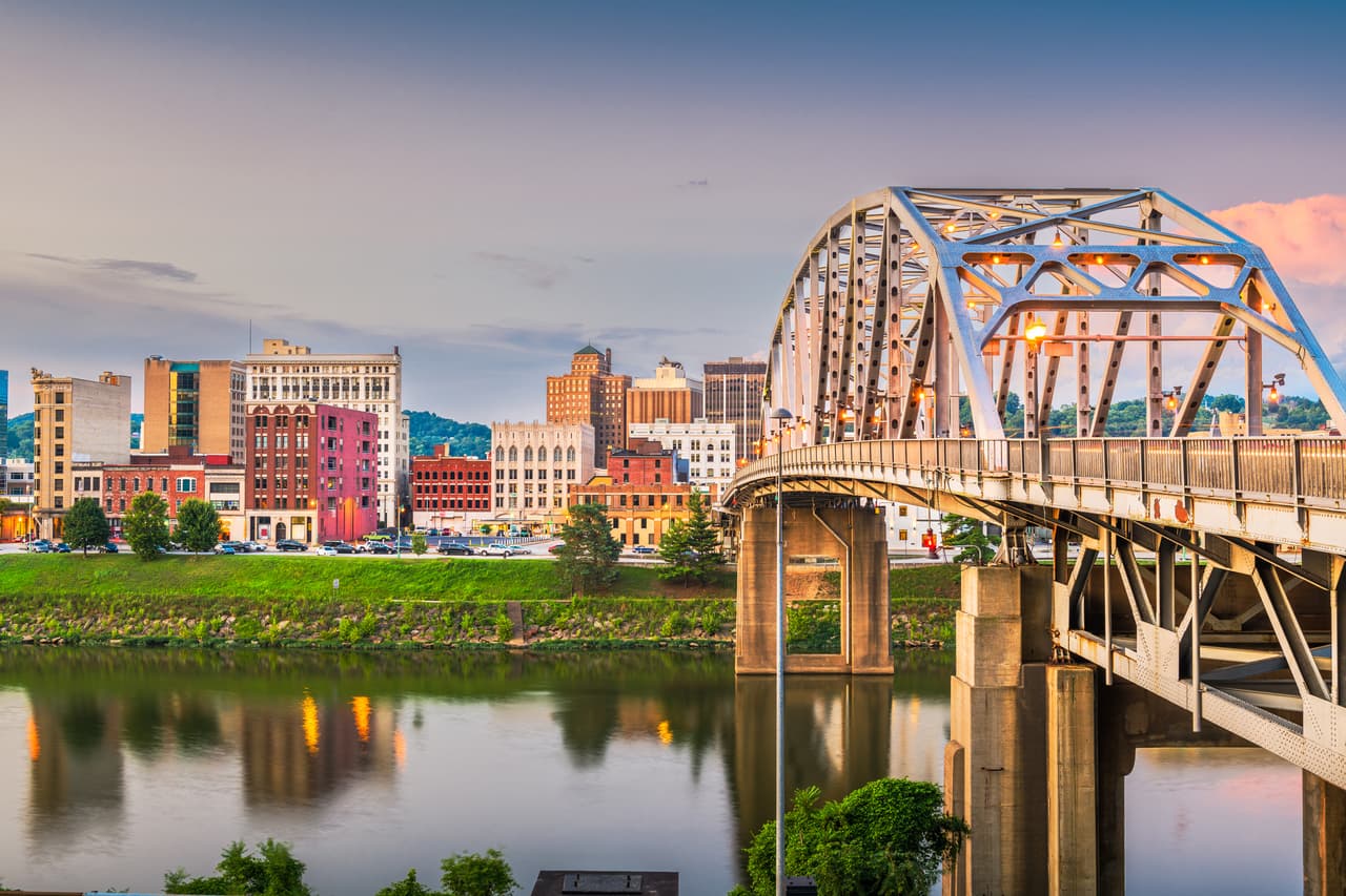 <h3 class="cms-H3-H3">2. West Virginia</h3>
<br>
<br>💉 
<b>Esperanza de vida al nacer (2020): </b>72.8
<br>
<br>💉
<b> Modificación con respecto a 2019 (en años): </b>-1.7
<br>
<br>💉 
<b>Población sin seguro médico: </b>6.2%
<br>
<br>💉 
<b>Población total: </b>1,807,426
<br>