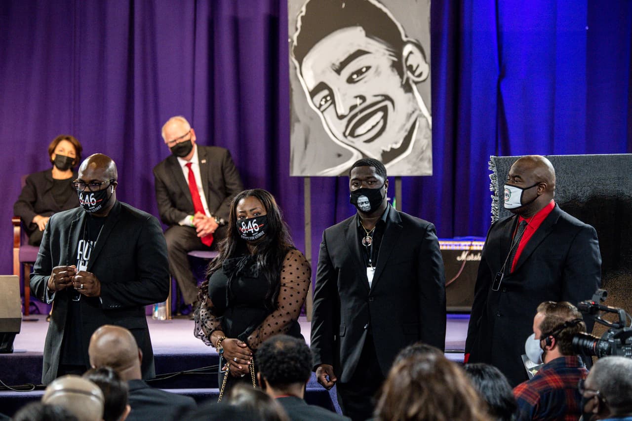 Miembros de la familia de George Floyd, entre ellos su hermano Philonise Floyd (a la izquierda) asisten al funeral 
<a href="https://www.univision.com/noticias/difunden-el-video-del-arresto-y-muerte-de-daunte-wright-a-manos-de-la-policia-durante-una-parada-de-trafico-video">de Daunte Wright</a>. Cientos de personas asistieron a la ceremonia del joven muerto el pasado 11 de abril.