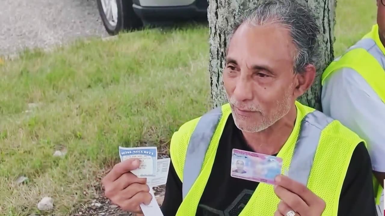 Hispano regresa a su trabajo, mostrando su permiso EAD, tras huir de operativo de ICE en Edison