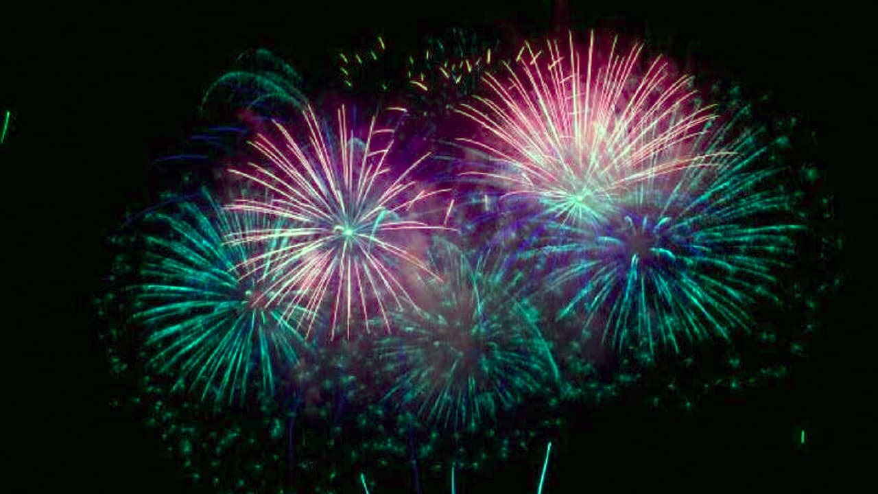 <b>Fuegos artificiales en Rowlett 🎇</b>
<br>“¿Busca una forma divertida de celebrar el Día de la Independencia? ¡No busque más!”, anuncia 
<a href="https://www.facebook.com/CityofRowlettTexas/" target="_blank">en sus redes sociales la ciudad de Rowlett</a>. El punto de encuentro será en Pecan Grove Park y los organizadores prometen
<b> “una noche de diversión explosiva y llena de emoción”</b>, además de un espectáculo de fuegos artificiales que
<b> “nos dejará sin aliento”</b>. 
<br>💰 Entrada:
<b> ¡Gratis!</b> 
<br>⏰ 
<b>De 5 de la tarde a 10 de la noche</b> 
<br>📍 Pecan Grove Park: 
<b>5300 Main St, Rowlett</b> 
<br>🔎 Más información en: 
<b><a href="https://www.rowletttx.gov/780/Fireworks-on-Main" target="_blank">www.rowletttx.gov</a></b>