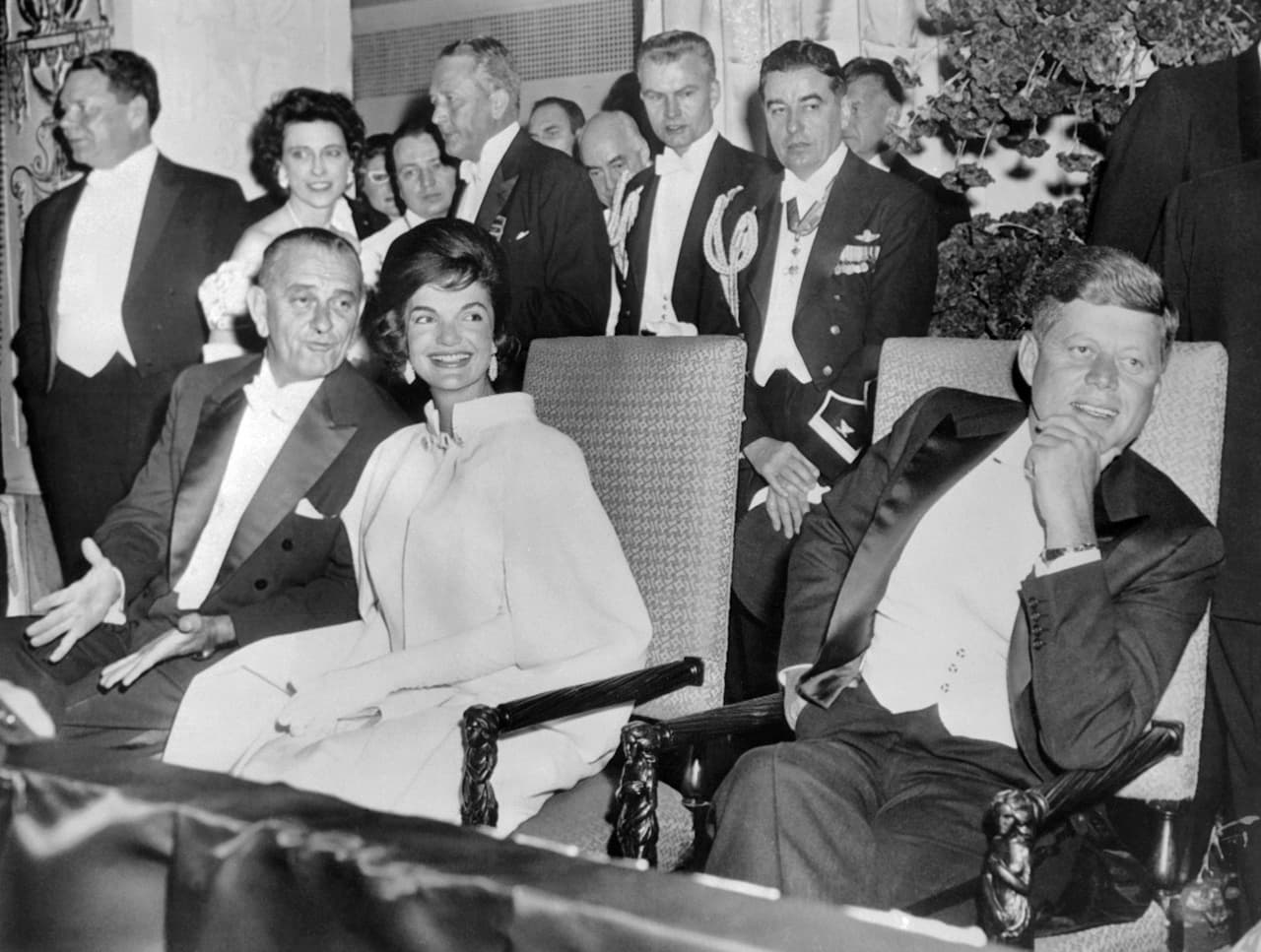 Cuando en 1961, Jackie Kennedy se hizo primera dama ya sabía de la influencia que gozaba y de cuanta crítica iba a desatar cualquier elección que hiciera para la posesión presidencial. Su vestido, que incluyó una capa y unos guantes largos, contó con su propia colaboración en el diseño.