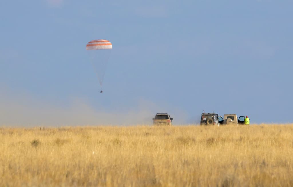 Ingenieros rusos sospechan que un trozo de basura espacial perforó el radiador de la cápsula original el año pasado a mitad de lo que debería haber sido una misión de seis meses.