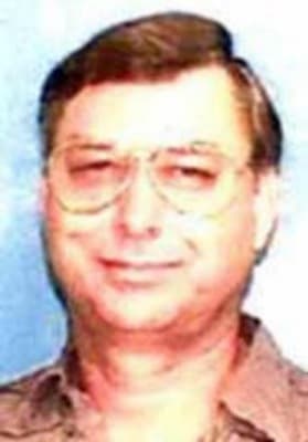 <h3 class="cms-H3-H3">Roger Dale Parham</h3>
<br>
<br>Parham, un hombre de 74 años oriundo de Arkansas, 
<a href="https://www.fbi.gov/wanted/cac/roger-dale-parham" target="_blank">fue arrestado en 1998 por violación de una menor de edad</a>, para después ser puesto en libertad bajo fianza con condiciones, misma que fue revocada luego de no comparecer. 
<br>
<br>El 3 de junio de 1999 se dictó orden de aprehensión estatal contra su detención y tres meses después una federal acusado de fuga ilegal para evitar el enjuiciamiento.
<br>
<br>La agencia cree que Parham, quien se describe como muy encantador y tiene interés en la fotografía, así como en la reparación y venta de antigüedades, puede haber viajado a México. 
<br>
<br>
<br>