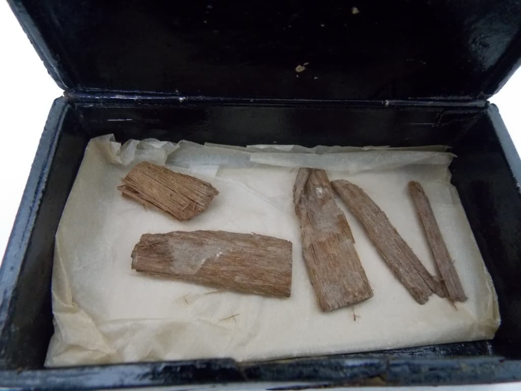 Los fragmentos encontrados dentro de la caja de puros.
