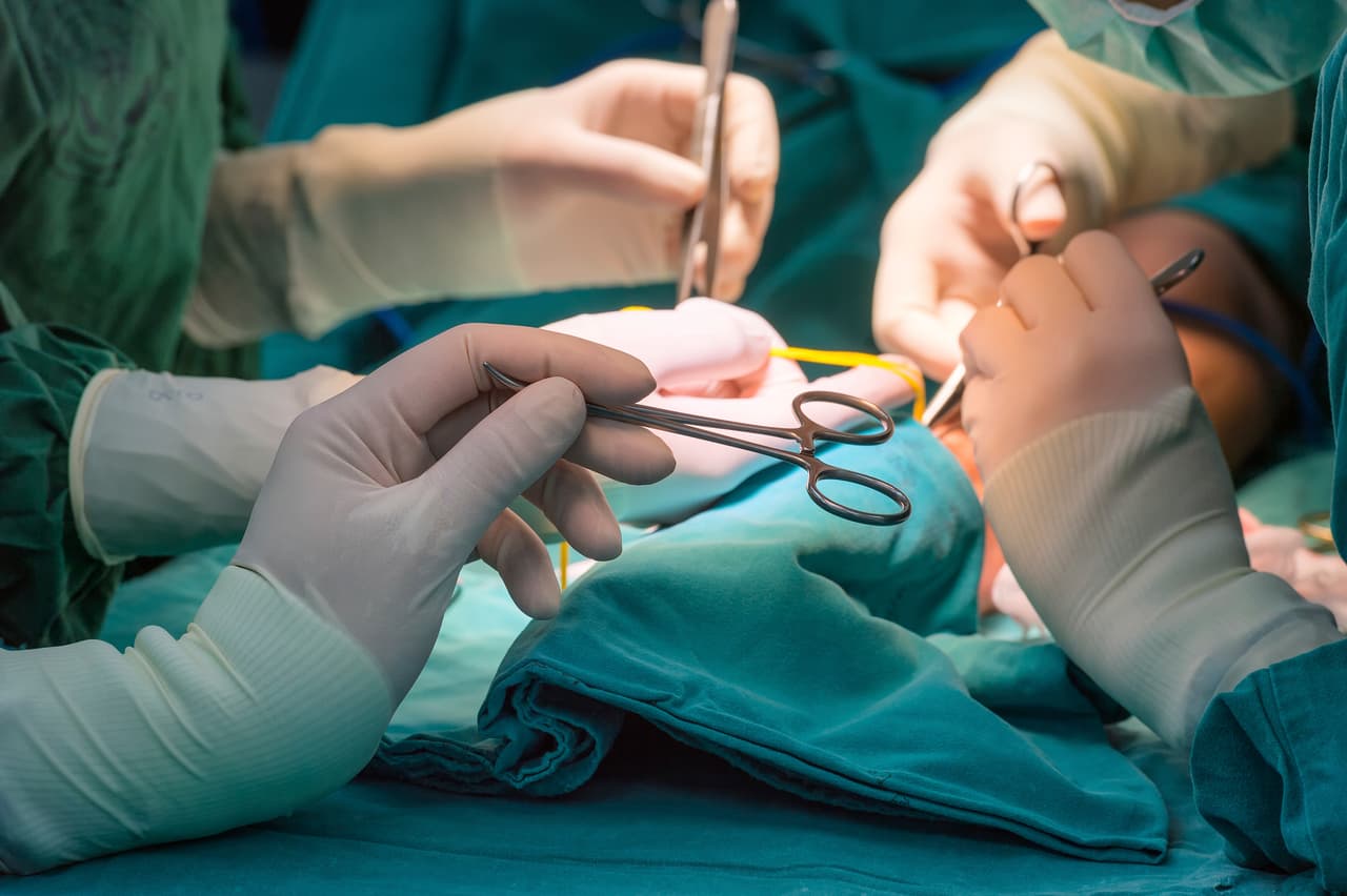 <b>Puesto 17 (triple empate). Cirujano/a. </b>Salario promedio: 208,000 dólares. Tasa de desempleo: 0.4%. Estos médicos pueden pasar muchas horas al día de pie en actividades de alto estrés. Trabajan en horarios irregulares y es posible que estén constantemente de guardia. Se espera que esta ocupación aumente 1% para 2028.