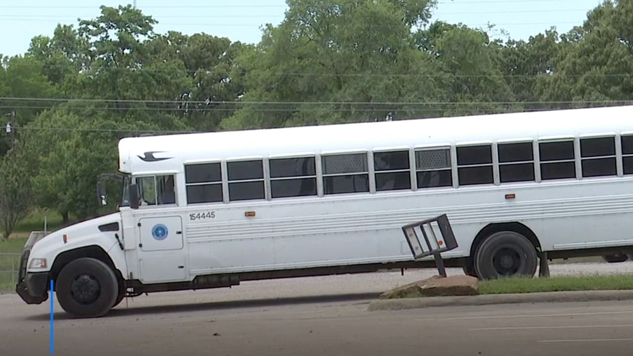 De este autobús, López se escapó cuando apuñaló al chofer, quien no murió. Según las autoridades 
<b>él fue el único recluso que escapó</b>, mientras que el chofer se recuperó de las heridas.