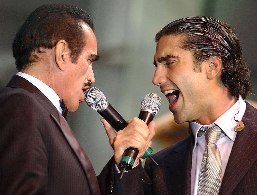 A Don Vicente, Alejandro le heredó el talento y el amor por la música, especialmente para cantar mariachi y rancheras.