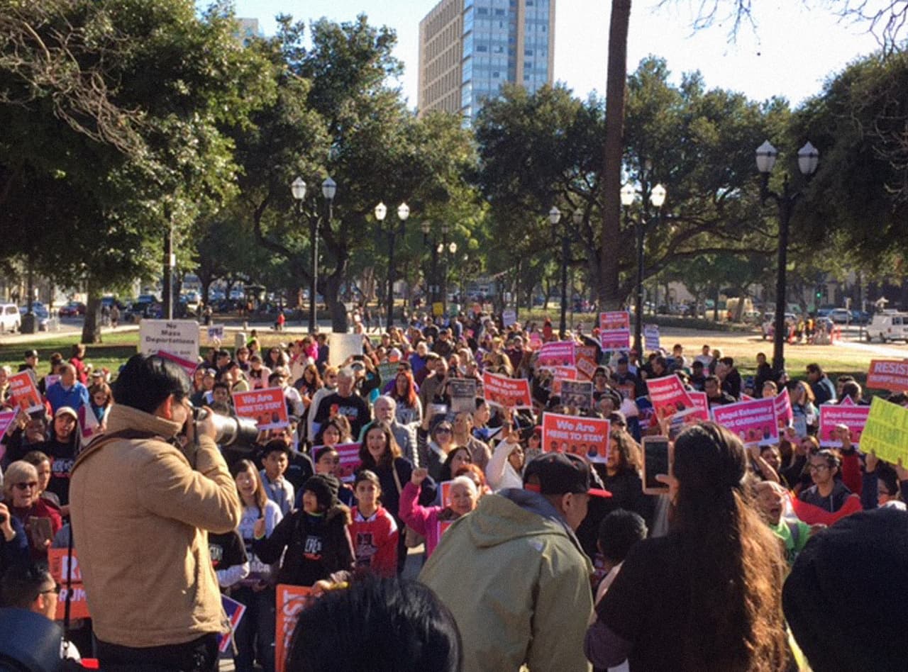 <b>San José, California. </b>Se realizaron marchas y reuniones informativas. “Para proteger los derechos de los inmigrantes”, dijo María Elena Jáuregui, de la organización We Are Here to Stay. “Y también para protestar en contra de la penalización, las deportaciones en masa, y el clima de odio a los inmigrantes”.
<br>
