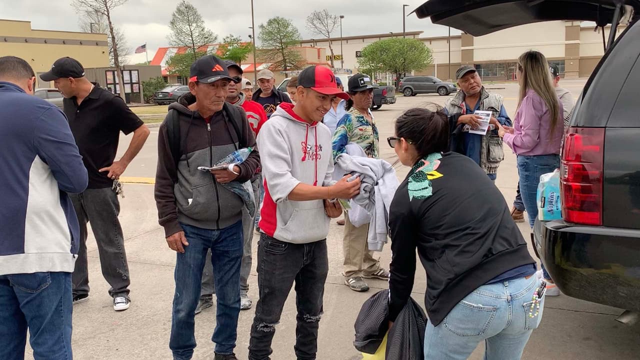El organismo aconseja a los jornaleros que traten de recopilar información en caso de un reclamo por falta de pago, desde el nombre y apellido de quien los contrata, dirección donde está haciendo el trabajo, fotos antes, durante y después del trabajo realizado, fotos de la placa del auto donde los recogieron para hacer el trabajo y si les pagan con un cheque, deben tomar una foto del cheque antes de cambiarlo.