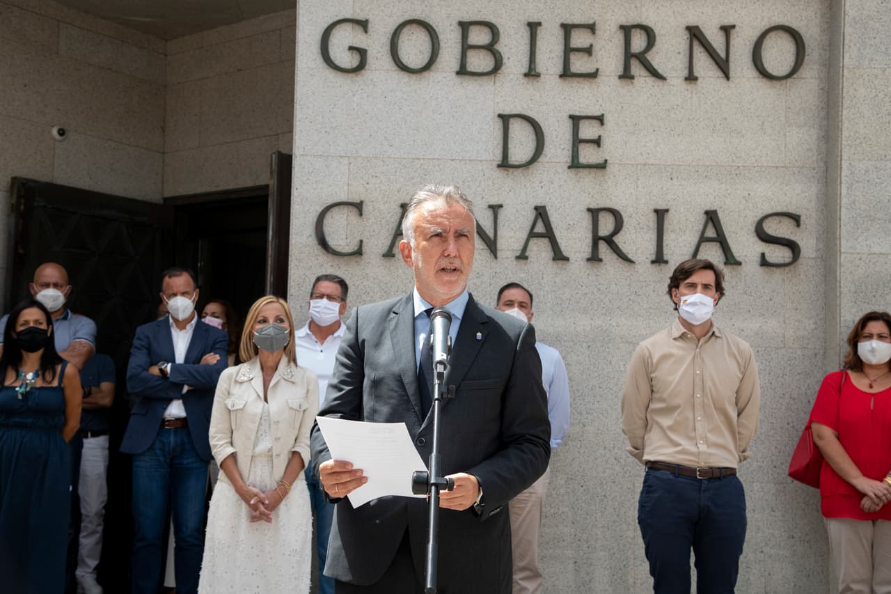 Este viernes, la búsqueda se ha intensificado para tratar de localizar a Anna y a Tomás, quienes 
<b>las autoridades creen que sus cuerpos se encuentran en el fondo del océano.</b> En imagen, el presidente de Canarias, Ángel Víctor Torres, habla este 11 de junio durante el minuto de silencio en repulsa por el asesinato de Anna y Olivia, en la sede del Gobierno de Canarias.