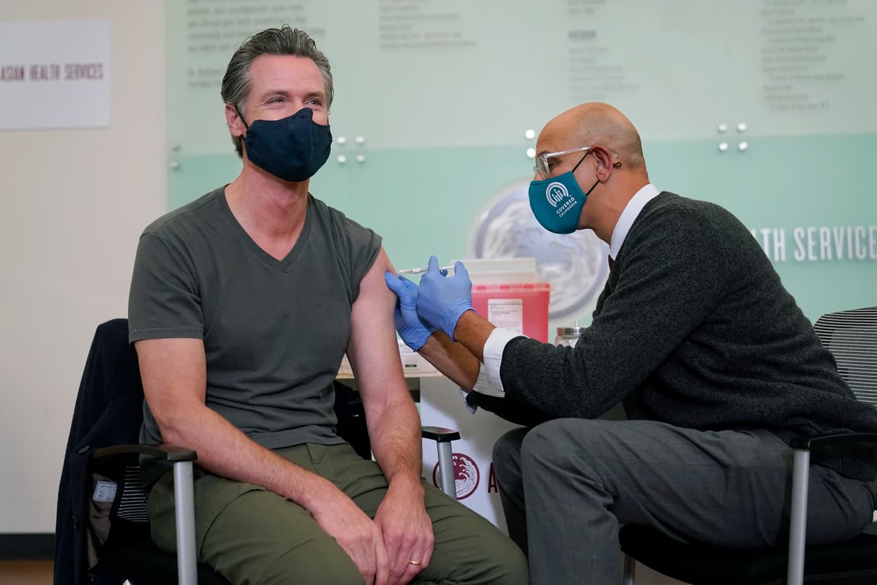 El 
<b>Dr. Mark Ghaly</b>, 
<a href="https://www.chhs.ca.gov/">Secretario de Salud y Servicios Humanos de California</a>, le administró una inyección de refuerzo de la vacuna Moderna.
<br>