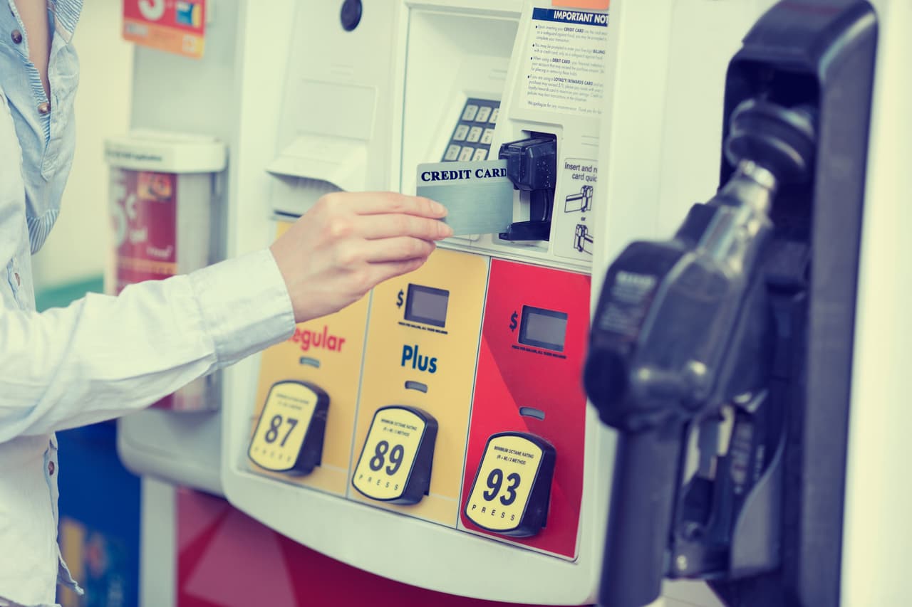 Los datos de este ranking provienen del reporte de 
<a href="https://gasprices.aaa.com/state-gas-price-averages/" target="_blank">AAA</a> correspondiente al 9 de febrero de 2022.
<br>
<br>La lista está ordenada de los estados con los precios más altos a los más bajos:
<br>
<br>
<b>Relacionado:</b> 
<a href="https://www.univision.com/carros/consejos-de-carros/consejos-como-ahorrar-combustible-estados-unidos-fotos">¿Cómo ahorrar combustible ante el continuo aumento de precios en EEUU?</a>