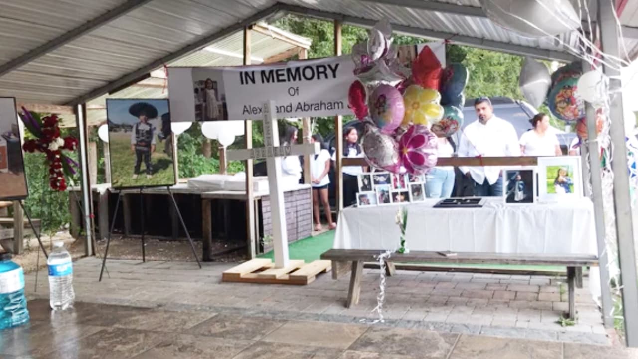 Una ceremonia para celebrar 
<a href="https://www.univision.com/local/north-carolina-wuvc/hallan-los-cuerpos-de-dos-hermanos-hispanos-arrastrados-por-un-arroyo-en-smithfield">la vida de Alexa y Abraham</a> fue llevada a cabo el sábado en el Smithfield Flea Market (mercado de las pulgas). Familiares y miembros de la comunidad realizaron un emotivo tributo.