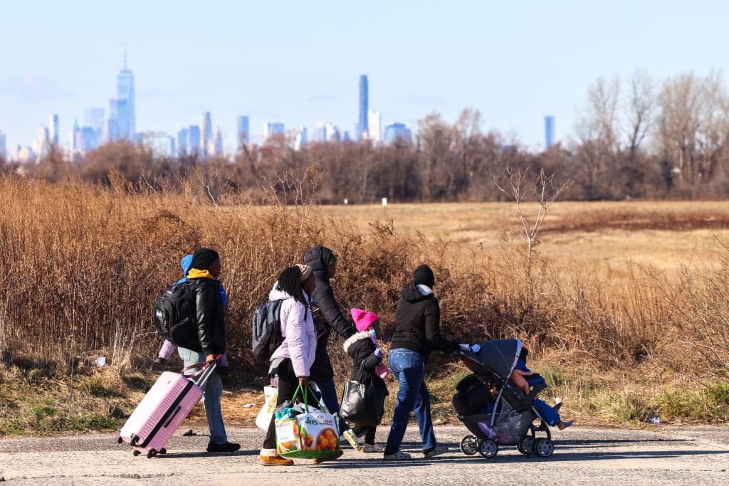 El complejo, situado en Floyd Bennett Field, alberga actualmente a 2,000 solicitantes de asilo.