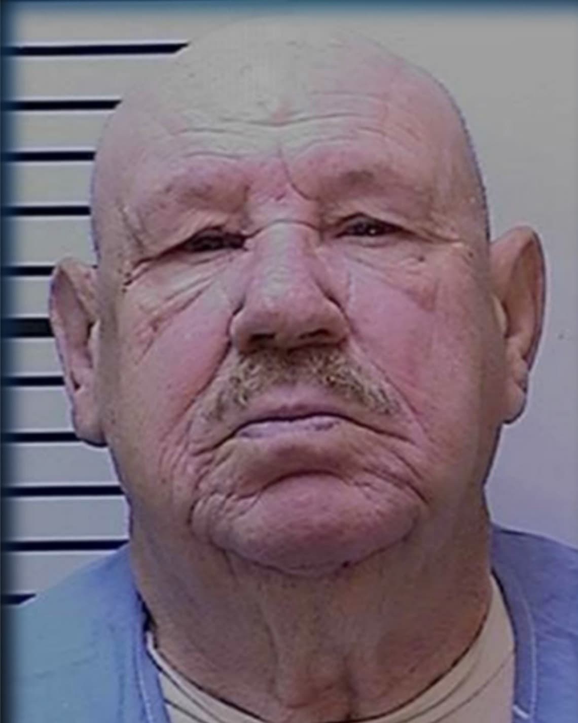 Richard Eugene Stitely, de 71 años, fue encontrado muerto en su celda de la cárcel de San Quintín el 24 de junio. La causa de su deceso está bajo investigació, pero apunta a que fue víctima del brote de coronavirus. Stitely recibió la pena máxima en 1990 por violación y homicidio.