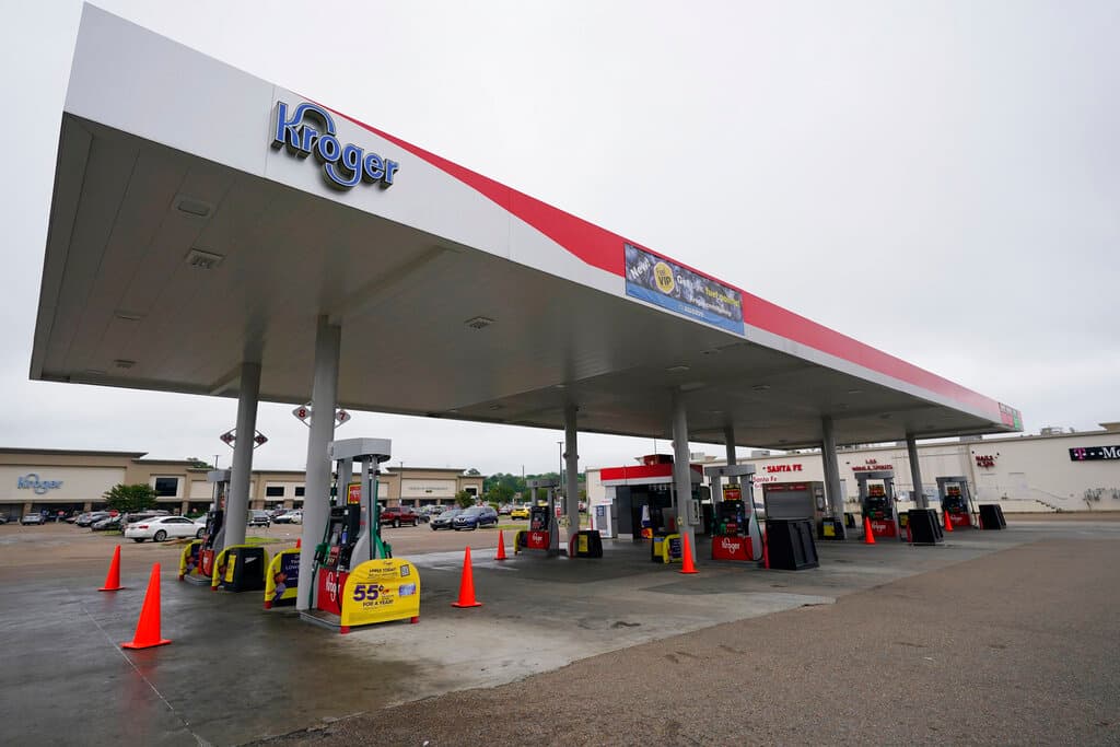 <b>Kroger: </b>Esta cadena ha anunciado que mantendrá por el momento el uso obligatorio de mascarilla para sus clientes y trabajadores en sus casi 3,000 establecimientos. "Como lo hemos hecho durante la pandemia, estamos revisando las prácticas de seguridad actuales, la guía más reciente de los CDC y solicitando comentarios de los asociados para guiar la siguiente fase de nuestra política", dijo un portavoz de Kroger 
<a href="https://www.businessinsider.com/cdc-guidelines-mask-guidance-stores-walmart-target-starbucks-wear-masks-2021-5" target="_blank">al diario <i>Insider</i></a>.