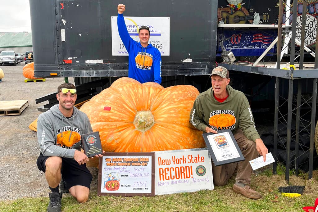 Pesa más de 2,500 libras: así es la calabaza gigante más grande en la historia de EEUU