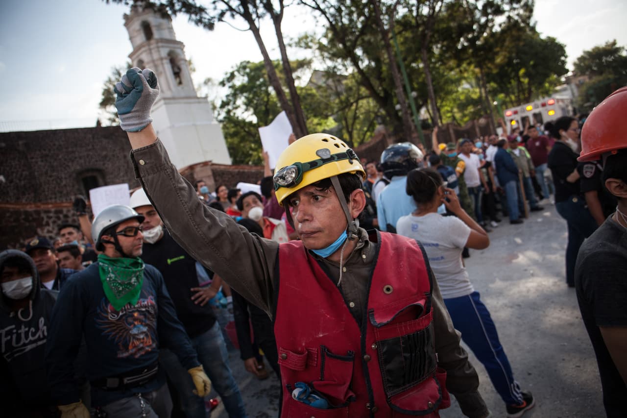 Mantener el silencio total en la multitud de voluntarios y autoridades es la meta de los que alzan sus puños durante los rescates.