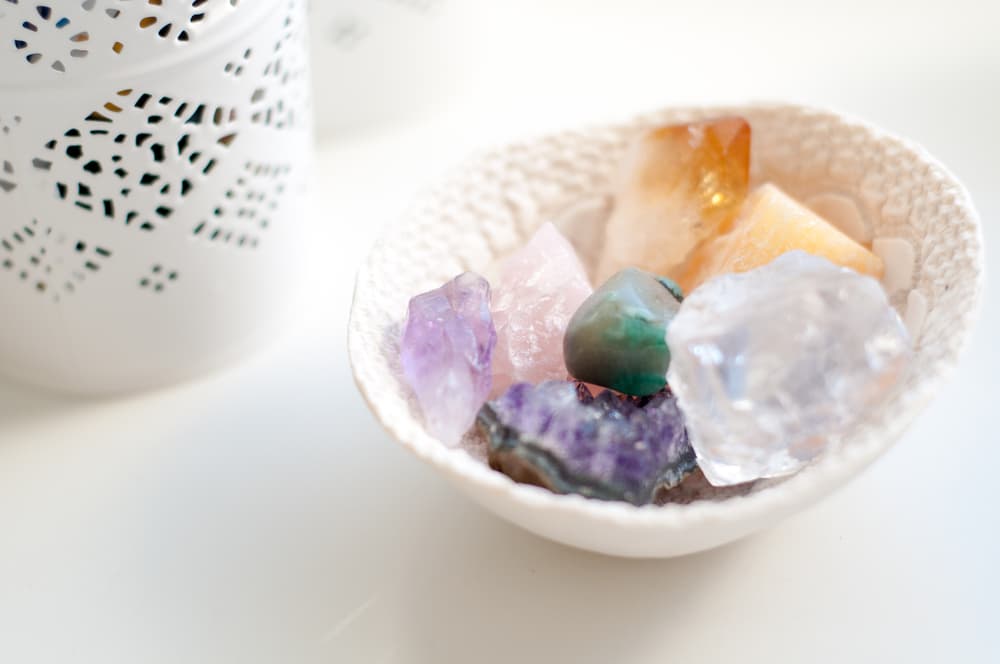Ciertas piedras tienen el poder natural de limpiar, absorber y renovar la energía de otras cosas a su alrededor, incluyendo otros cristales. Por ejemplo, los cuarzos, la selenita, la amatista y la cornalina tienen este peculiar poder.