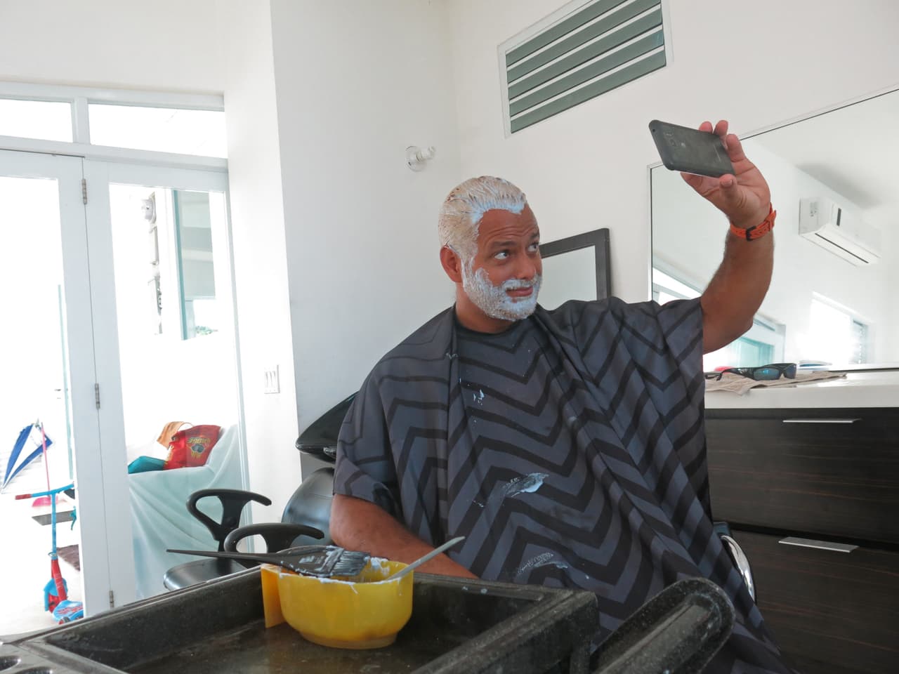 La tendencia alcanzó nuevos niveles después de que la selección boricua venció a Holanda en la semifinal: el tinte para cabello escasea ya en farmacias y tiendas de cosméticos. (AP)