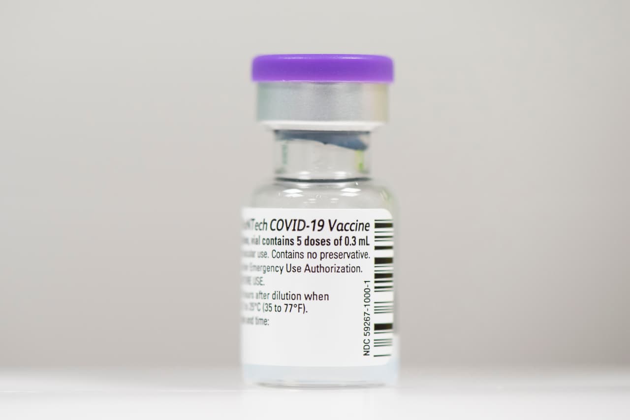<b>La vacuna, el comienzo del fin de la pandemia (11 de diciembre).</b> La 
<u><a href="https://www.fda.gov/emergency-preparedness-and-response/coronavirus-disease-2019-covid-19/pfizer-biontech-covid-19-vaccine" target="_blank">Administración de Fármacos y Alimentos (FDA)</a></u> autorizó el uso de emergencia de la vacuna Pfizer-BioNTech contra el 
<u><a href="https://www.univision.com/temas/coronavirus">covid-19</a></u> en Estados Unidos. Los primeros en recibir la inmunización serán los trabajadores de la salud, cerca de 21 millones en el país. Las autoridades calculan que el 100% de la población que lo desee estará vacunada en el verano de 2021. 
<u><a href="https://www.univision.com/noticias/salud/vacunas-contra-el-coronavirus-fotos">Vea aquí las 12 vacunas que han salvado más vidas en la historia</a></u> 
<br>