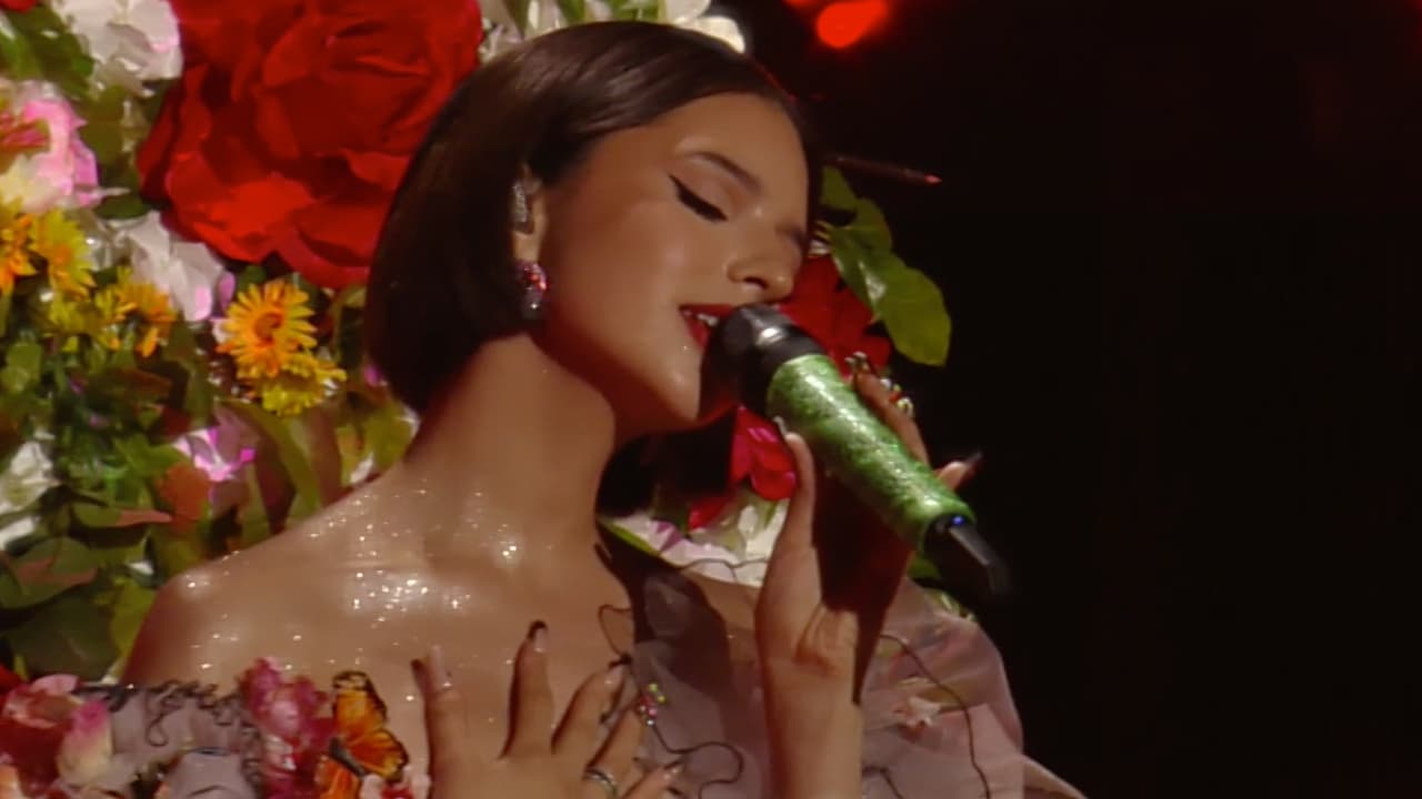 Ángela Aguilar lució un hermoso vestido y más de 25 mil flores en su presentación de Premio Lo Nuestro