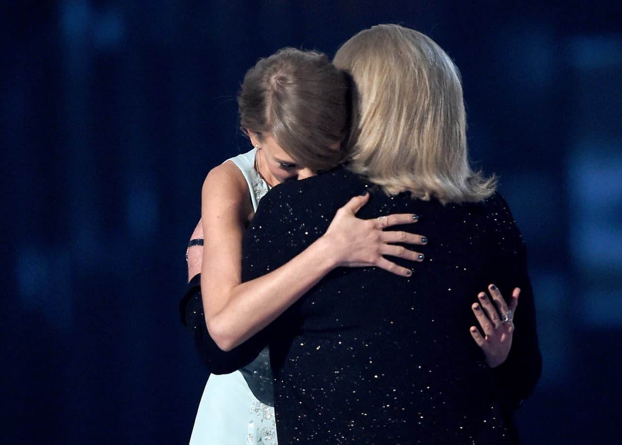 Hoy Swift, de 30 años, admite que aún lucha con esa angustia. Cada vez que tiende a juzgar su cuerpo en el espejo o alguna foto, lo que hace es repetirse una especie de mantra: "No, no. Ya no hacemos eso". 
<br>
