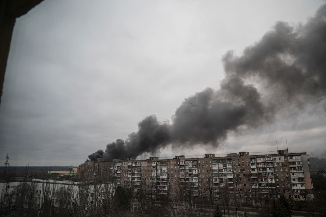 Una columna de humo después del bombardeo de las fuerzas rusas en Mariupol.