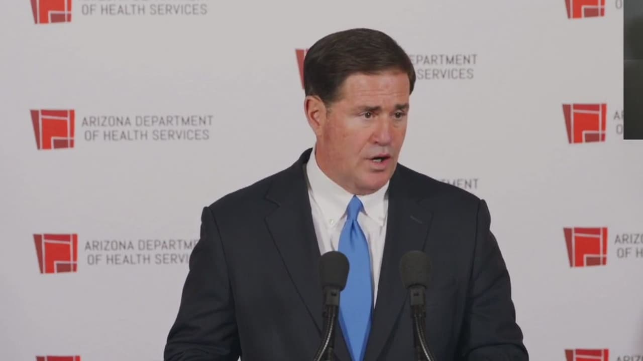 <h3 class="cms-H3-H3">DICIEMBRE</h3>
<br>Entre otras medidas firmadas, Doug Ducey firmó una orden para que los restaurantes atiendan a sus clientes al aire libre, otorgándoles equipo. Además, garantizó que los habitantes del estado recibirán la vacuna contra el covid-19.
<br>
