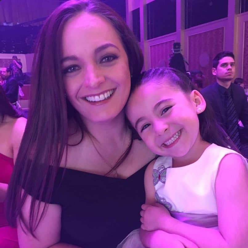 <b>Lara</b> es muy angelada, por eso todo el elenco y el equipo de producción le tomó mucho cariño, como la actriz 
<b>Lourdes Reyes</b>.