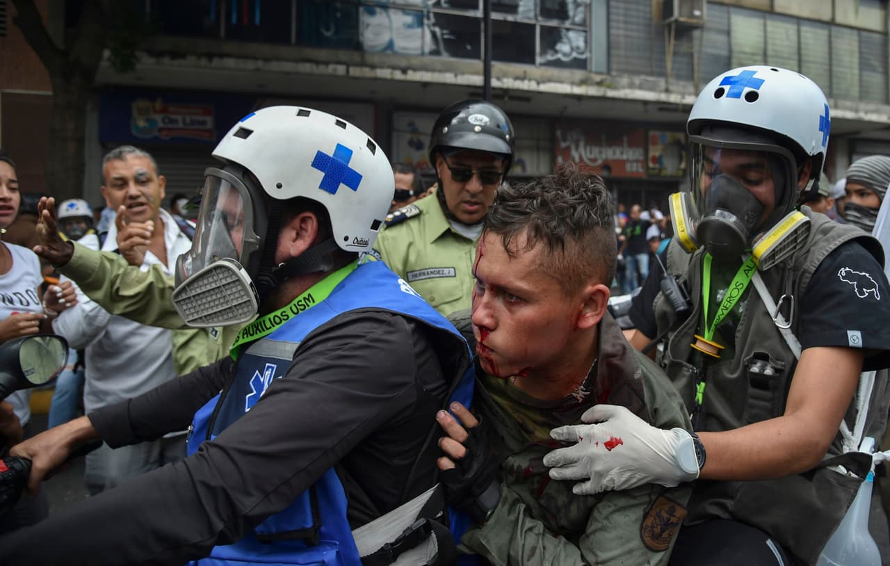 Miles de manifestantes protestaron en calles en de varias ciudades de Venezuela y fueron reprimidas por los cuerpos policiales afines a Nicolás Maduro, lo que ha dejado algunas personas heridas. El líder del Congreso opositor, Juan Guaidó, se autoproclamó presidente encargado de Venezuela ante cientos de miles de simpatizantes y Maduro denunció un intento de golpe de Estado.
