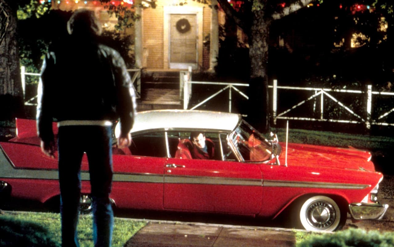 <h3 class="cms-h3-H3"><b>Christine (1983)</b></h3>
<br>La verdadera estrella de esta película es un 
<b>Plymouth Fury 1958</b> totalmente endemoniado, llamado Christine. De hecho, es difícil recordar los nombres del resto de los personajes de la película.. 
<br>
<br>La terrorífica historia de Stephen King, la dirección de John Carpenter y unos efectos especiales crudos pero efectivos, hacen de Christine un clásico del cine del horror que a 34 años de su estreno se ha convertido en objeto de culto.