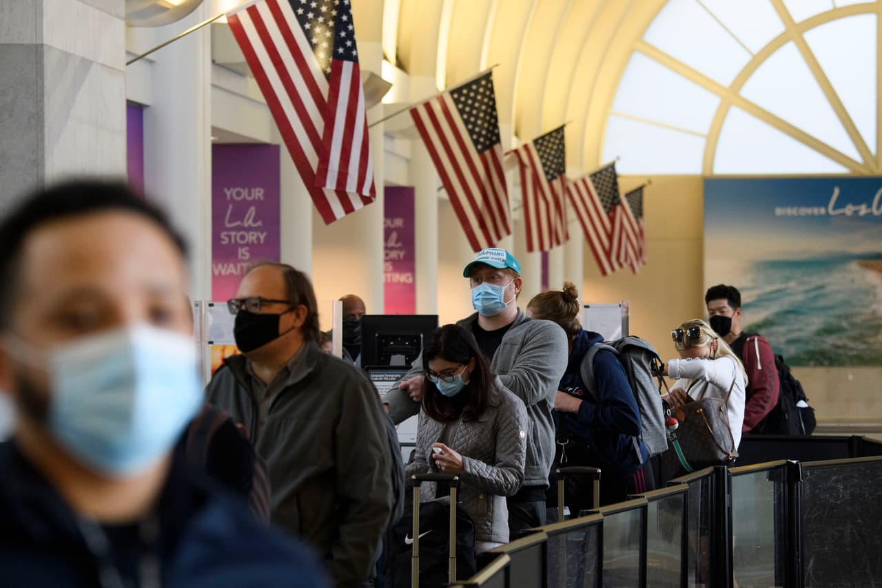 La situación es cada vez más precaria y la tasa de 
<b>transmisión del virus ha alcanzado su punto más alto desde marzo lo cual podría saturar los hospitales en tan solo un mes</b>, informó este miércoles el Departamento de salud del condado de Los Ángeles. "La tasa de positividad de las pruebas diarias del condado aumentó significativamente del 3.9% el 1 de noviembre al 7.3% actualmente", según el 
<a href="http://publichealth.lacounty.gov/phcommon/public/media/mediapubhpdetail.cfm?prid=2828" target="_blank">comunicado</a>.