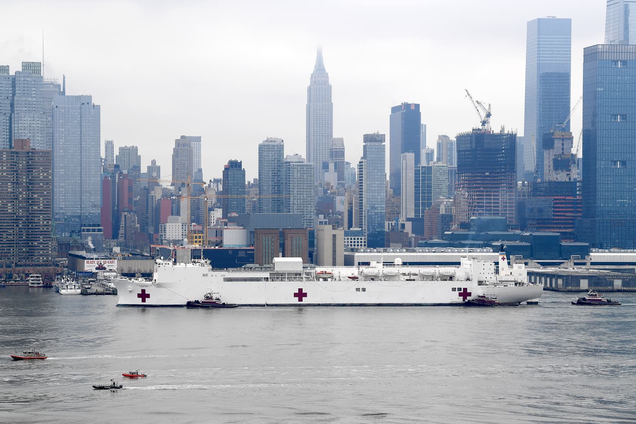 El buque hospital atracó en el muelle 90 en el West Side de Manhattan. Atenderá casos no relacionados con la crisis del coronavirus. El estado de Nueva York se ha convertido en el epicentro de la epidemia en EEUU con más de 60,000 casos confirmados y la ciudad de Nueva York es su punto más golpeado, con más de la mitad del total. 
<b><a href="https://www.univision.com/noticias/salud/mapa-actualizado-del-coronavirus-covid-19-cifras-de-casos-confirmados-y-fallecidos-en-eeuu-america-latina-y-el-resto-de-los-paises-del-mundo">Vea aquí nuestro mapa actualizado del coronavirus: cifras de casos confirmados y fallecidos </a></b>
<br>