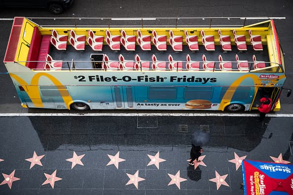 Los icónicos autobuses turísticos del Paseo de Hollywood están estacionados y vacíos. Una muestra más de que el coronavirus le quitó, temporalmente el brillo, a la meca del cine.
<br>