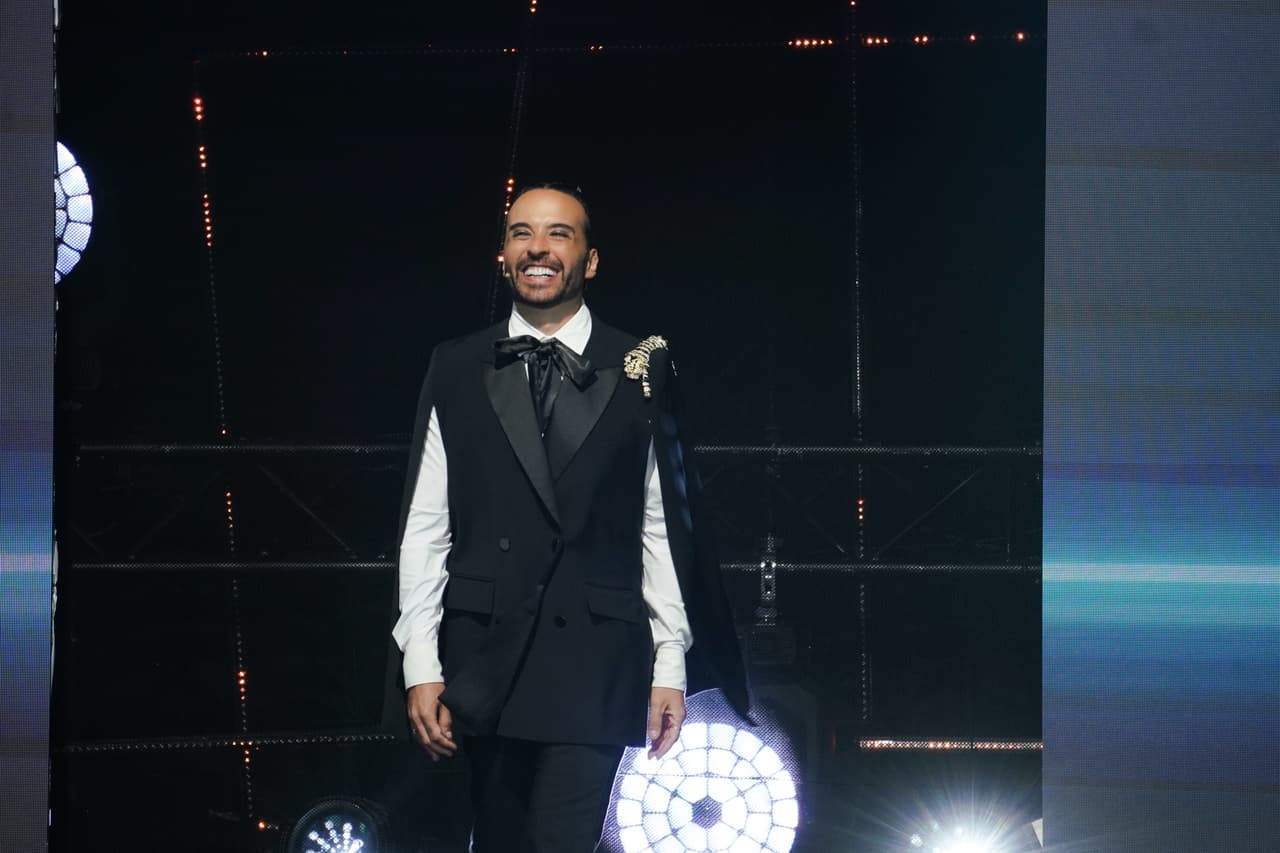 Con esta sonrisa entró al estudio Apio Quijano, el séptimo eliminado de La Casa de los Famosos México.