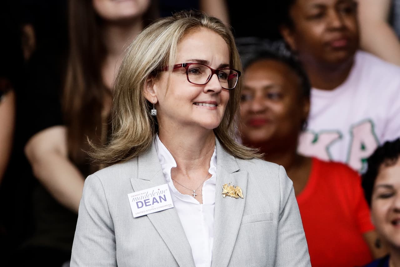 <b>Madeleine Dean.</b> Candidata por el Distrito 4 de Pennsylvania. Venció a un excongresista en la elección primaria de su partido y en las elecciones generales se enfrentará a un oponente masculino, el republicano Dan David. Esta lista está basada en un reporte del diario 
<i><a href="https://www.washingtonpost.com/graphics/2018/politics/women-congress-governor/?noredirect=on&utm_term=.7de0650a968f#deb-haaland">The Washington Post</a></i>, que tomó en cuenta los últimos sondeos para determinar las posibilidades de que las candidatas resulten ganadoras.