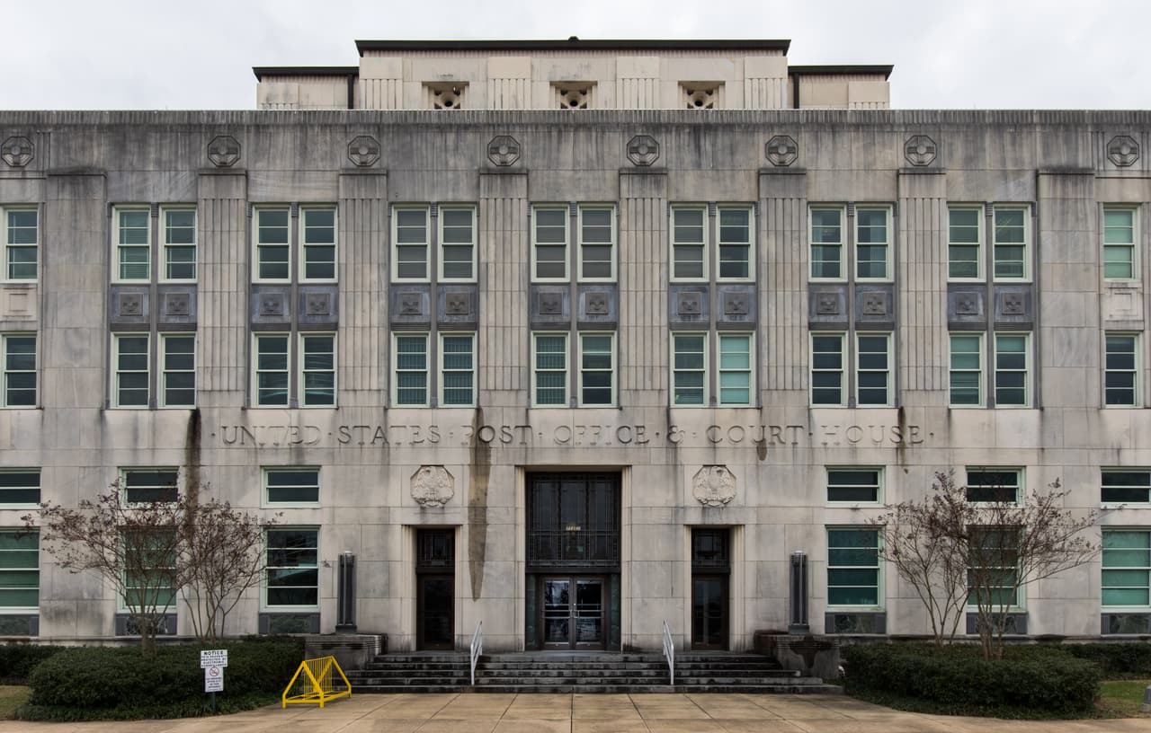 <h3 class="cms-H3-H3">17. Alexandria, Louisiana</h3>
<br>
<br>💵 
<b>Tasa de pobreza concentrada: </b>24.8%
<br>
<br>💵
<b> Tasa de pobreza en general: </b>18.4%
<br>
<br>💵
<b> Barrios en extrema pobreza: </b>5 de 45.
<br>
<br>💵
<b> Ingreso promedio por hogar: </b>$29,807 en barrios pobres, $72,500 en el resto.
<br>