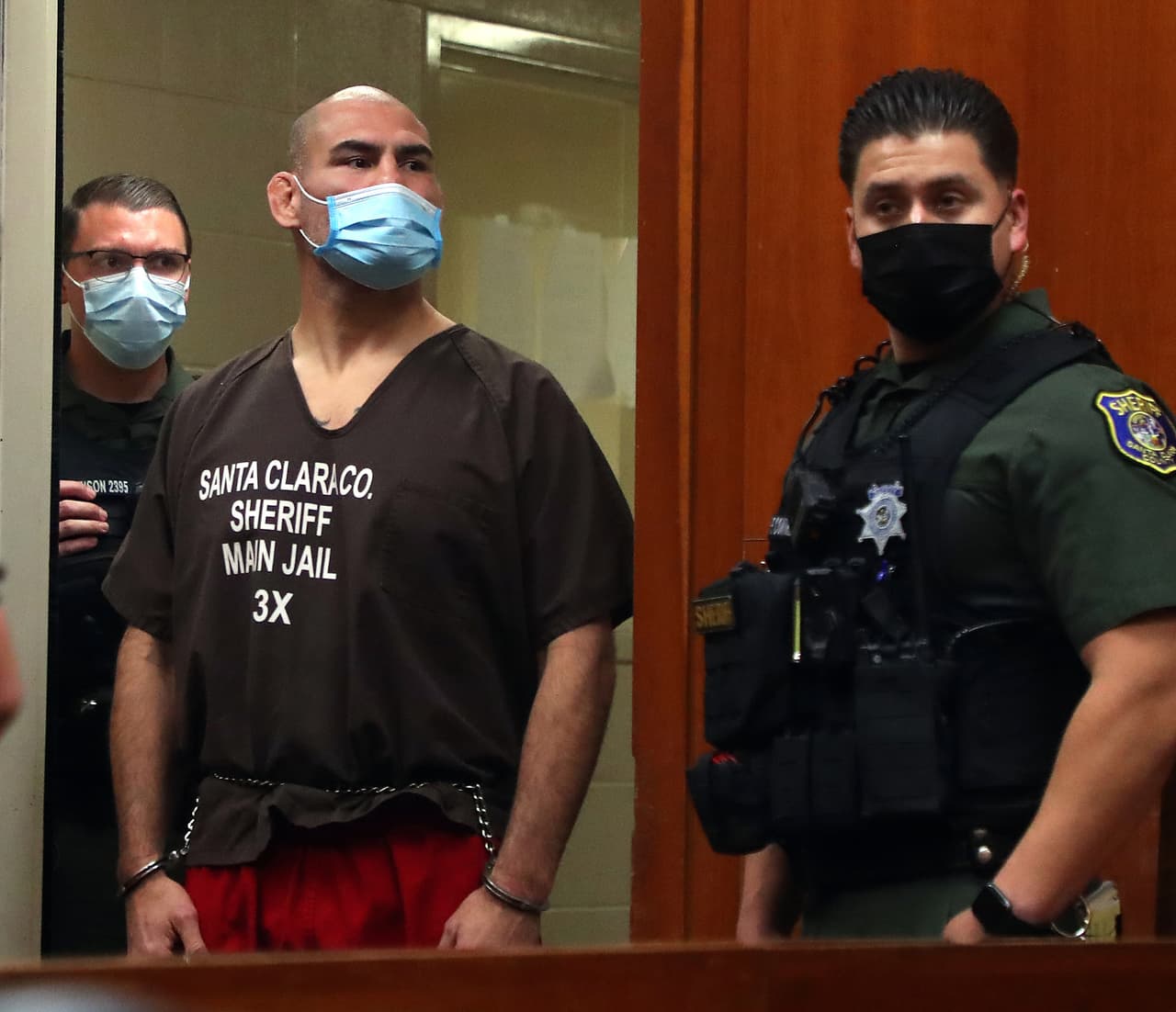 Por tratarse de un menor de edad, la víctima de abuso sexual no ha sido identificada por las autoridades ni tampoco se ha dado a conocer la relación exacta que tiene con Velásquez, pero se sabe que 
<a href="https://www.univision.com/local/san-francisco-kdtv/cain-velasquez-excampeon-ufc-tiroteo-san-jose">el expeleador tiene un hijo nacido en 2018</a> que podría tener alrededor de 4 años.
